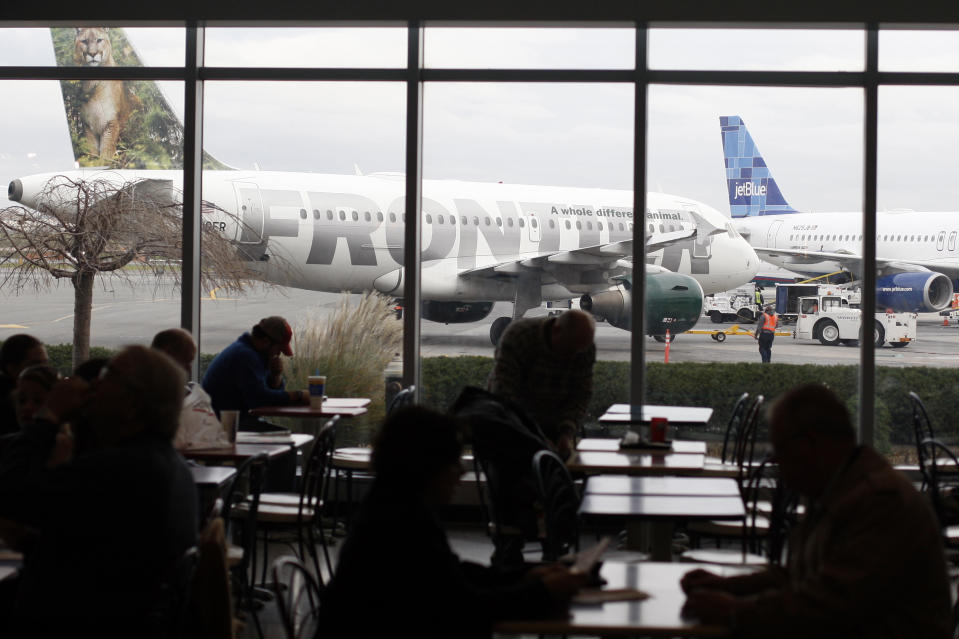 Ein Airbus 319 der Fluglinie Frontier Airlines am LaGuardia-Flughafen in New York. Dort sollte eigentlich auch der Flug 2878 am Sonntagabend landen. Doch der verließ gar nicht erst Miami, weil es an Bord vor dem Start zu Streit kam zwischen Fluggästen und Flugbegleiter*innen. Foto: REUTERS / Shannon Stapleton