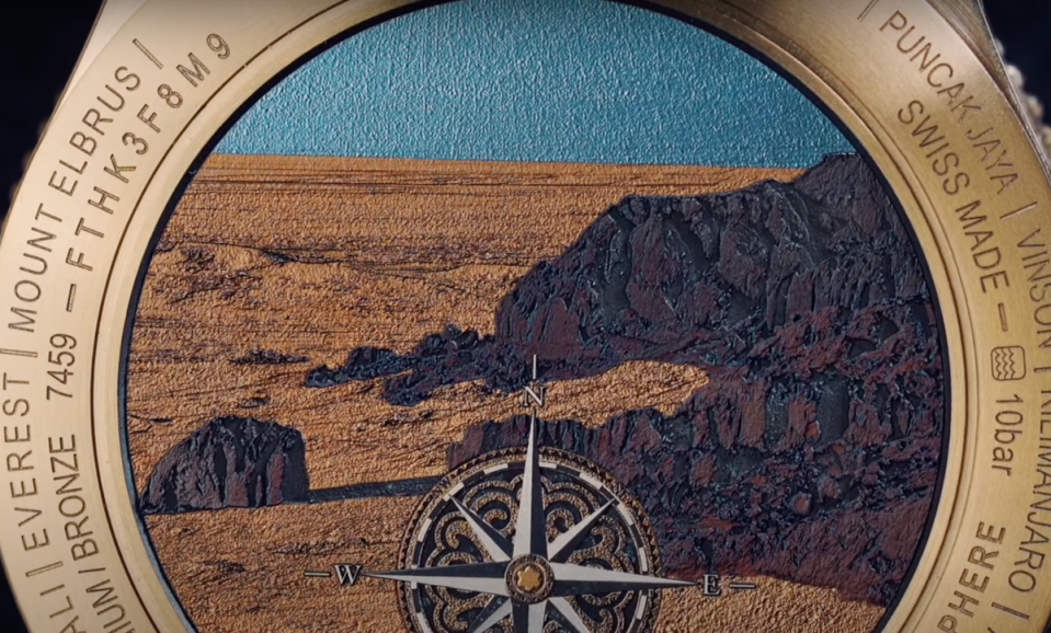 1858 Geosphere腕錶的後底蓋上，有著栩栩如生的沙漠、石崖圖案，而且立體效果十足。