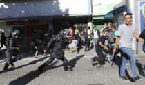 Policemen clash with demonstrators before the World Cup final match between Argentina and Germany in Rio de Janeiro July 13, 2014. REUTERS/Nacho Doce (BRAZIL - Tags: SPORT SOCCER WORLD CUP POLITICS CIVIL UNREST)