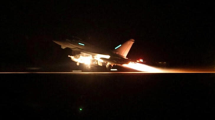 Un caza Typhoon despega desde la base RAF Akrotiri en Chipre para atacar objetivos en Yemen.