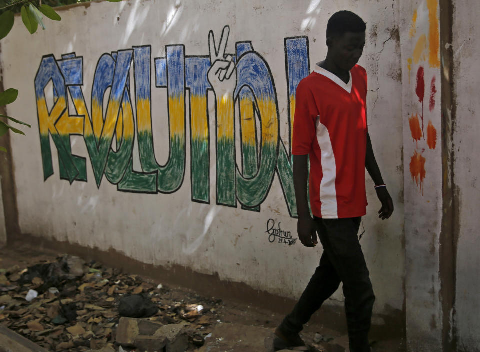 Graffiti by Sudanese opposition is painted on a wall near the defense ministry, in Khartoum, Sudan, Wednesday, June 19, 2019. Sudan's military council is urging protest leaders to resume negotiations on the transition of power, but says talks "should not be preconditioned." (AP Photo/Hussein Malla)