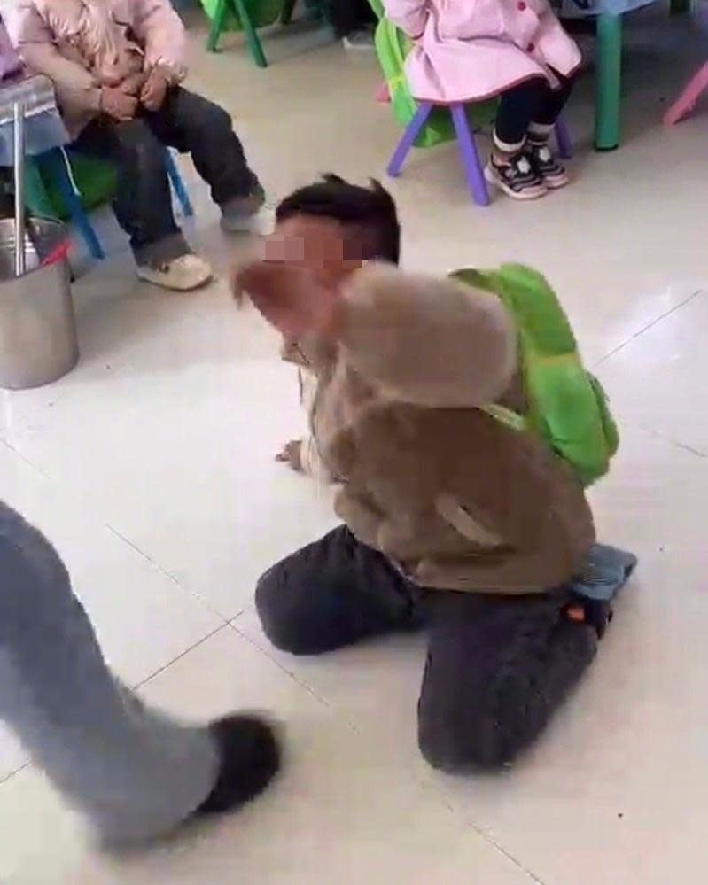幼稚園教師騎男童拳打腳踢踩面逼下跪，河南警方教育局介入。(微博)