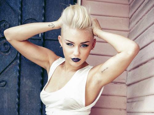 <p>The ever experimental Miley effortlessly rocks the unusual lip colour. [<i>Photo: Pinterest]</i></p>