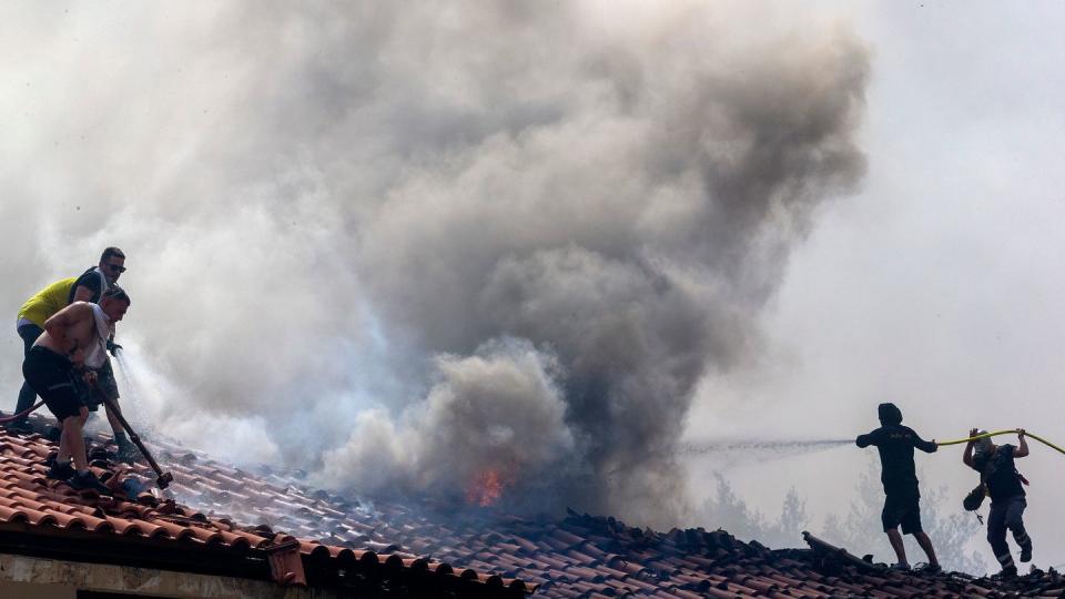 Der Wind lässt nach, die Feuerwehr kommt voran - und doch brennt es in Griechenland weiterhin großflächig. (Bild: Marios Lolos/Xinhua/dpa)