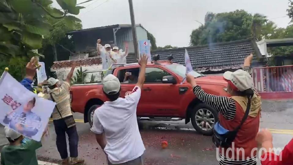 民進黨縣長候選人劉櫂豪則偕同妻子在市郊車隊掃街，沿途鞭炮聲不斷，不少支持者揮手打氣。記者尤聰光／攝影