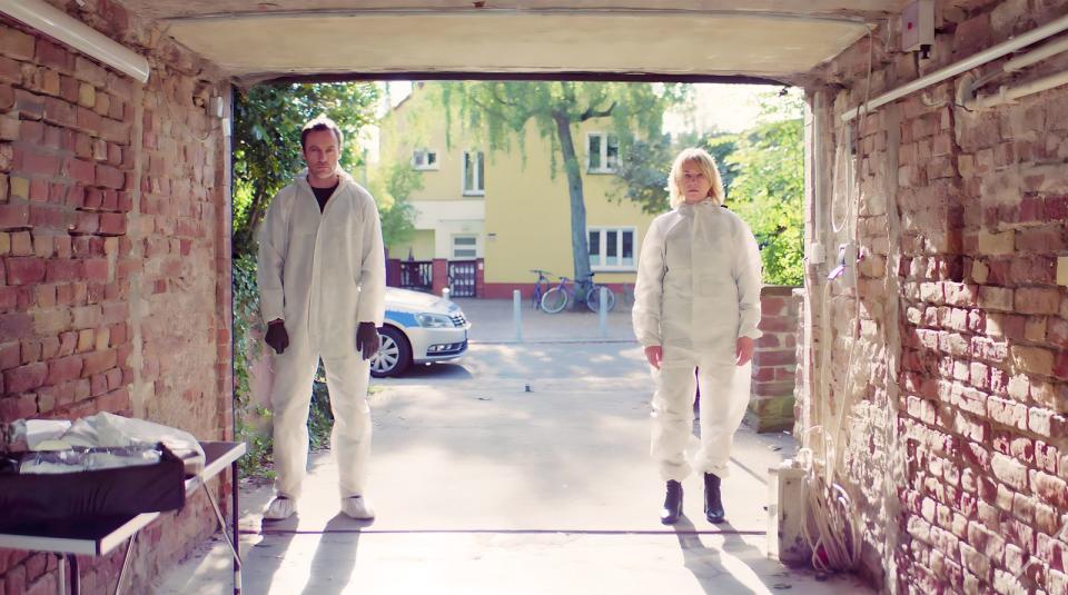 In einer bürgerlichen Wohngegend in Berlin-Lichtenberg finden Susanne Bonard (Corinna Harfouch) und Robert Karow (Mark Waschke) einen Tatort vor, der es in sich hat. Offenbar wurden im Keller eines Einfamilienhauses Menschen gequält. (Bild: rbb / PROVOBIS / Gordon Muehle)