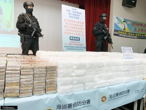 海巡單位查獲東港籍漁船涉嫌走私市價上百億元毒品。（記者陳真攝）