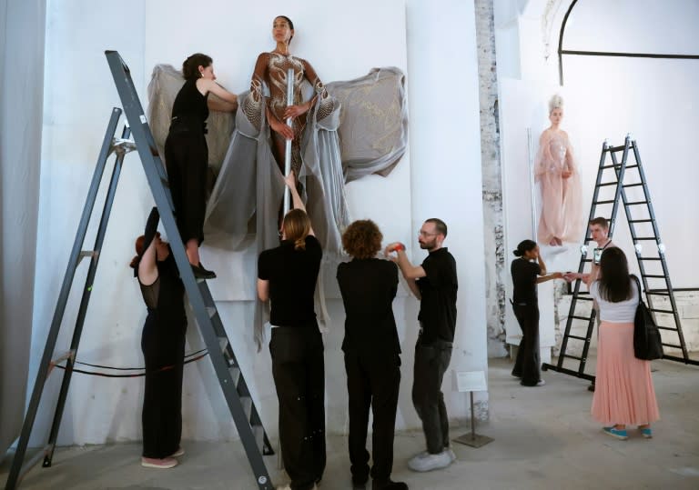 Un mannequin, création artistique de la Néerlandaise Iris Van Herpen, est décroché de sa structure lors de la semaine de la Haute couture à Paris, le 24 juin 2024 (Emmanuel Dunand)