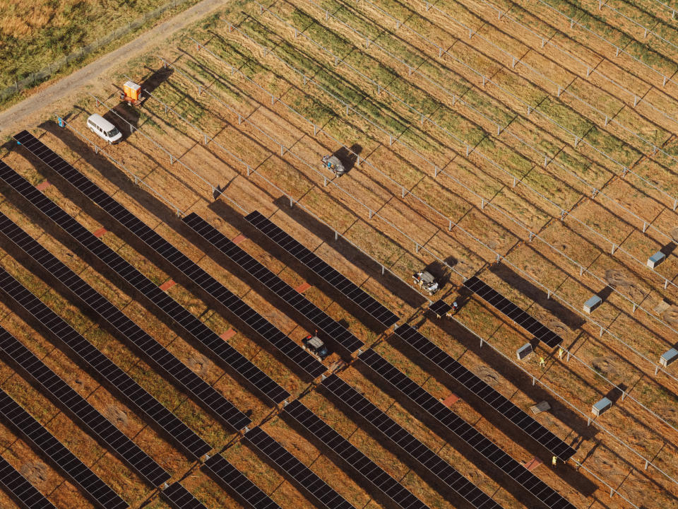 Una gran grúa en Mack Point cerca de Searsport, Maine, otro escenario propuesto para las turbinas eólicas marinas. (Mason Trinca/The New York Times).