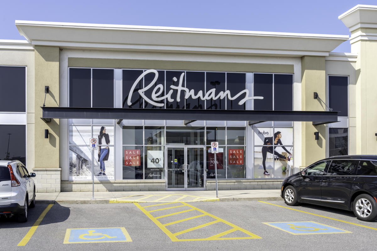 Reitmans to layoff 1,400 as it closes two of its brands