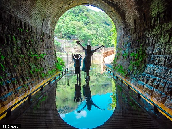 自行車道隧道出口處水池倒映青鬱山景的美照，讓許多人驚豔。（圖：新北市水利局提供）