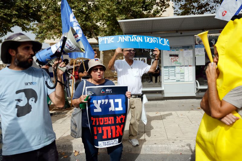 Protesters in support of a judicial overhaul demonstrate outside Israel's Supreme Court in Jerusalem