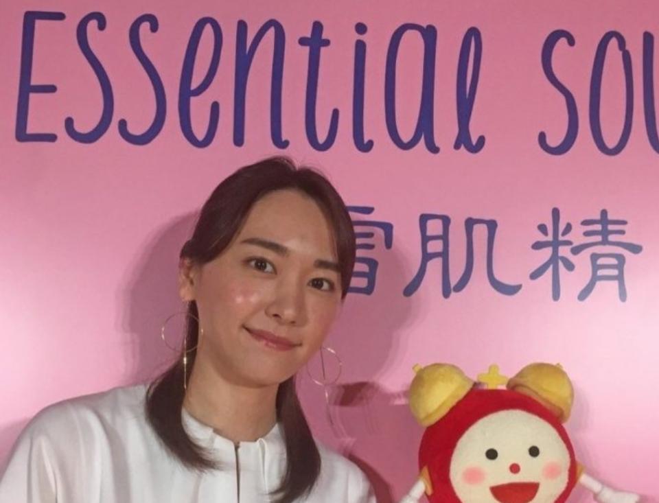 前新垣結衣參加美妝代言活動，被拍到膚色黝黑的崩壞照。（圖／翻攝自新垣結衣IG）