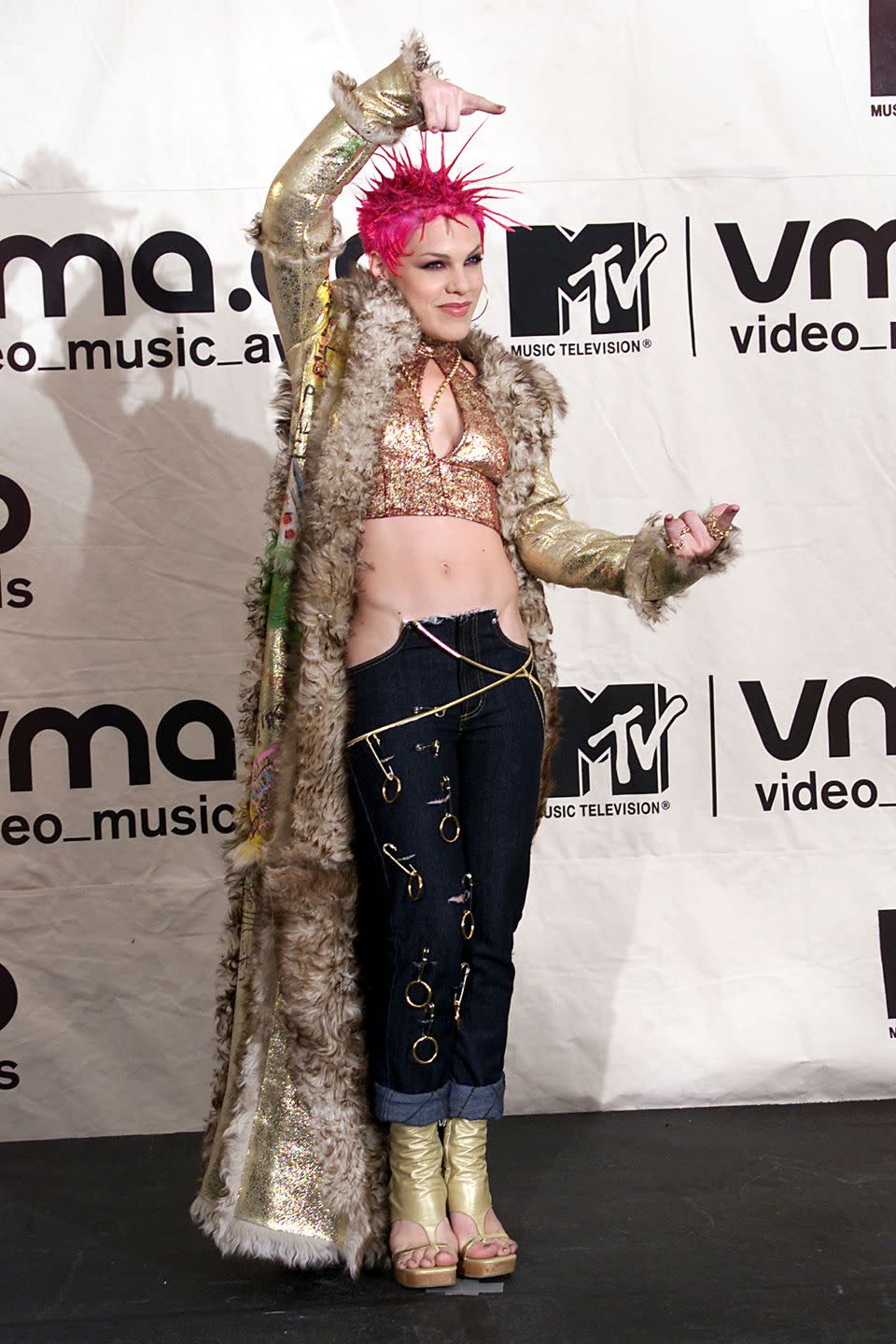 <p>Could this BE any more rock n roll? Pink upped her edge for the 2000 VMAs.</p>