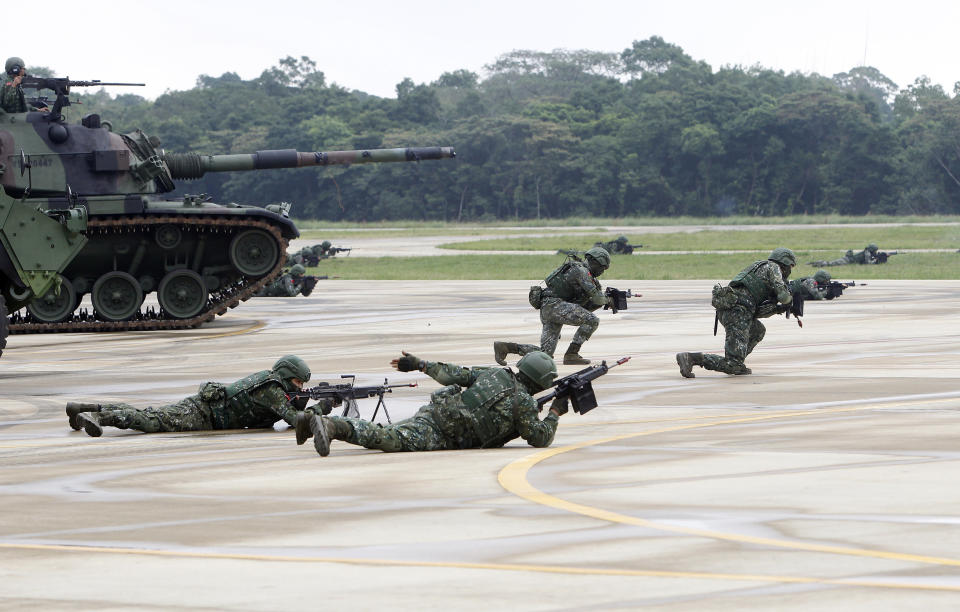 Taiwanese soldiers take part in a military drill in Taoyuan city, Nothern Taiwan, Tuesday, Oct. 9, 2018.(AP Photo/Chiang Ying-ying)