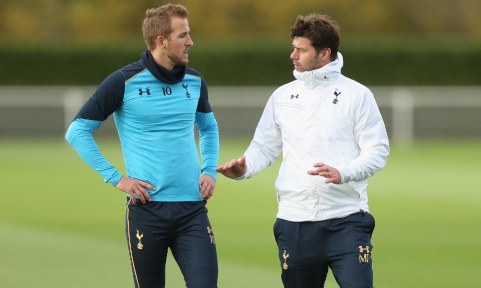 Tottenham Hotspur’s Harry Kane talks to his manager, Mauricio Pochettino.