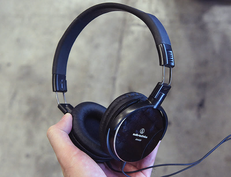 Fans of Audio-Technica will instantly recognize this headphone. It is the iconic ATH-ES7 with its reflective ear cups. This model is enjoying a 50% discount and will therefore be available for just $148. Other models that will enjoy a 50% discount at Comex include the ATH-ES5, ATH-WS77, ATH-WS99 and ATH-RE700.