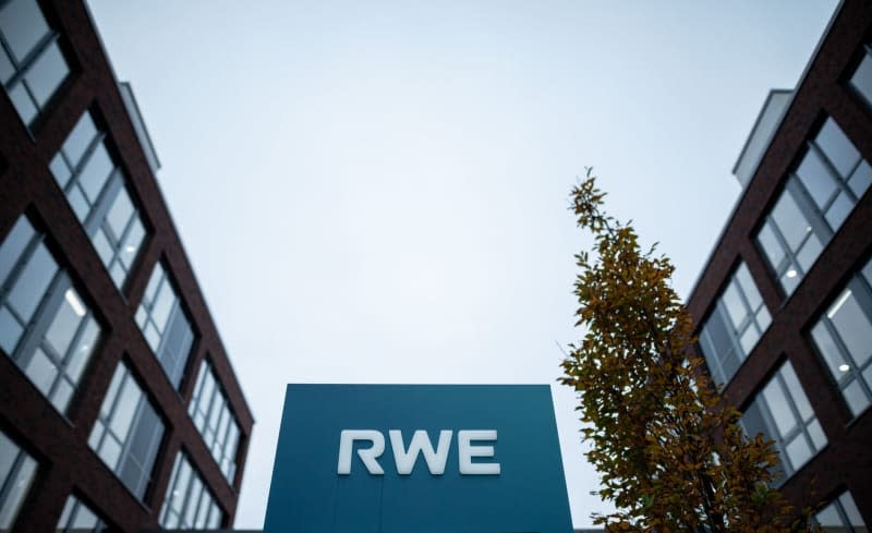 A sign with the logo of the RWE group stands at the entrance to the RWE campus. Fabian Strauch/dpa
