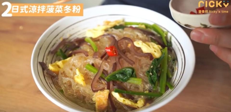日式涼拌菠菜冬粉香氣十足、營養豐富，可以當成減肥菜單的主餐。