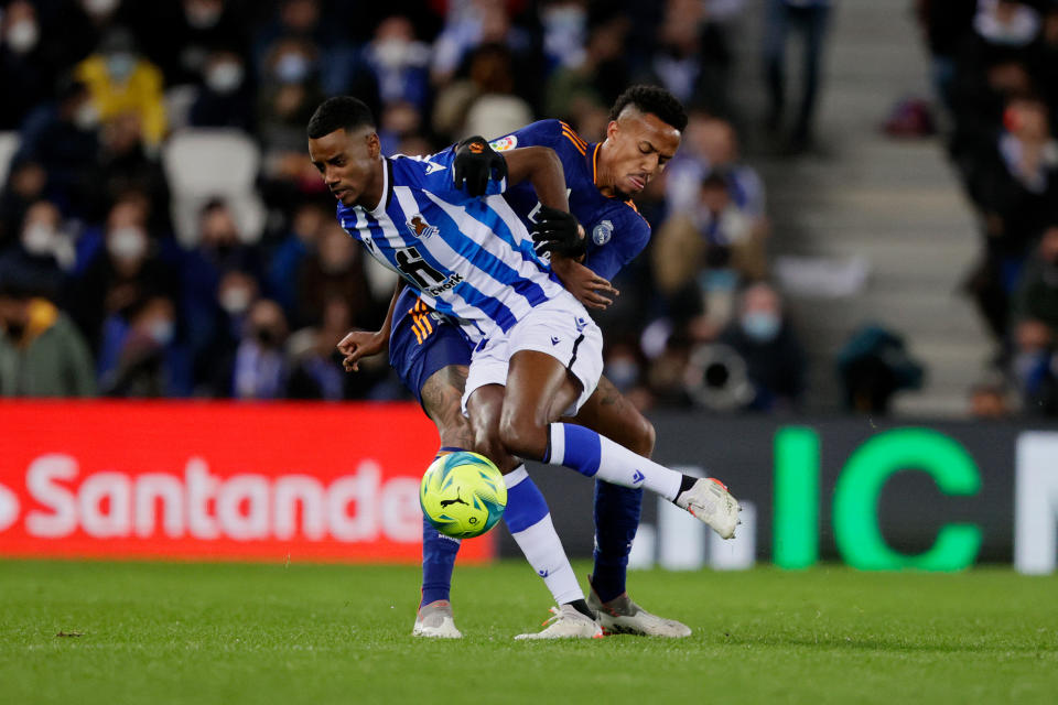 SAN SEBASTIAN, SPAIN - DECEMBER 4: Eder Militao of Real Madrid, Alexander Isak of Real Sociedad  during the La Liga Santander  match between Real Sociedad v Real Madrid at the Estadio Reale Arena on December 4, 2021 in San Sebastian Spain (Photo by David S. Bustamante/Soccrates/Getty Images)