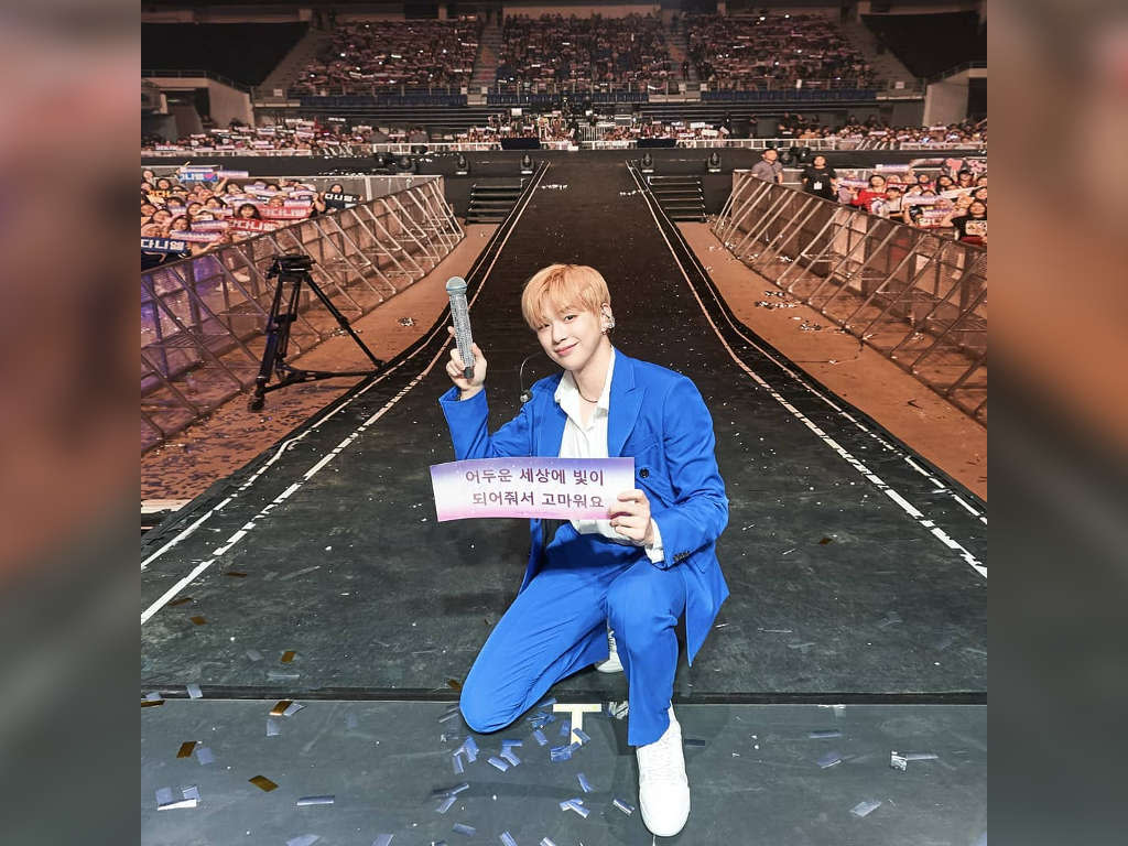 Kang Daniel taking a photo with his Danities in Malaysia.