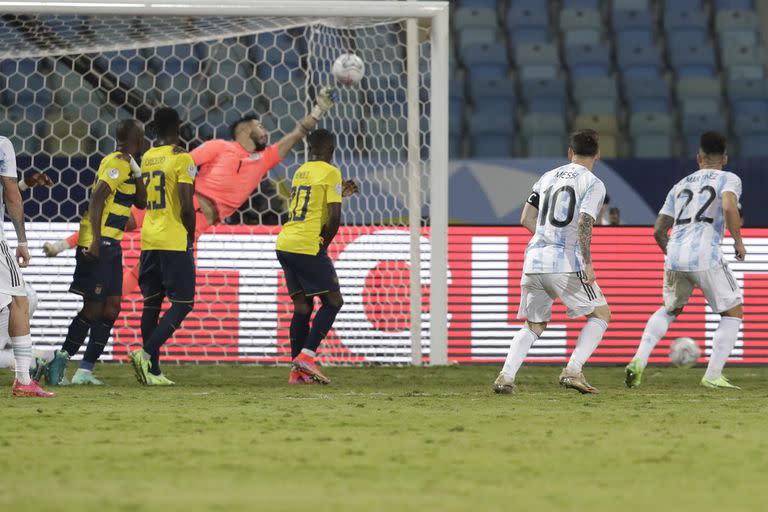 El último, el más reciente, el sábado a Ecuador, en Goiania, para pasar a las semifinales de la Copa América: Messi lleva ocho goles de tiro libre en la selección y el primero lo marcó en 2012