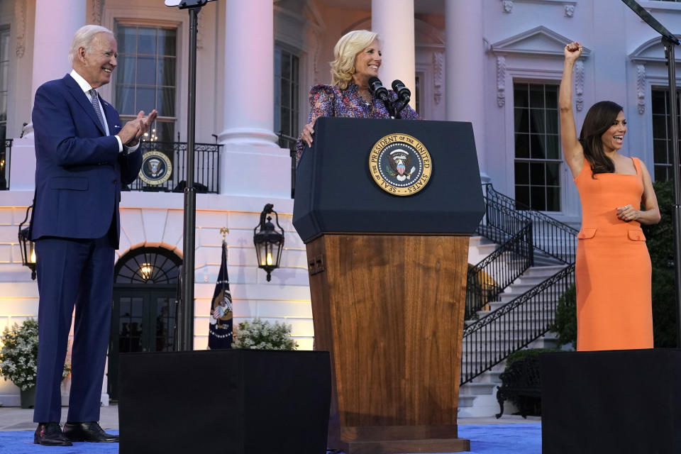 El presidente Joe Biden, con la primera dama Jill Biden y Eva Longoria aplaude antes de una proyección de la película "Flamin' Hot" el 15 de junio de 2023, en el Jardín Sur de la Casa Blanca en Washington. (Foto AP/Jacquelyn Martin)