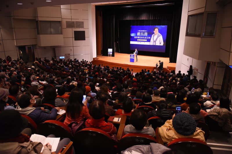  嚴長壽封筆三年復出，新書深深期許台灣掌握蛻變時機。（圖／天下文化提供）