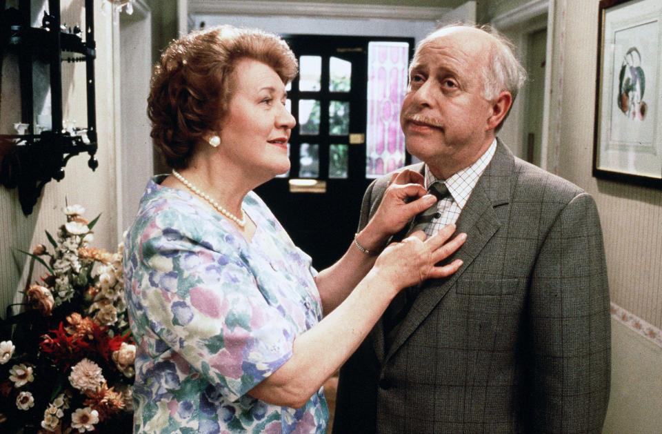Patricia Routledge &  Clive Swift Television: Keeping Up Appearances (TV-Serie) Characters: Hyacinth Bucket & Richard Bucket  Uk 1990–1995, 29 October 1990   **WARNING** This Photograph is for editorial use only and is the copyright of BBC and/or the Photographer assigned by the Film or Production Company and can only be reproduced by publications in conjunction with the promotion of the above Film. A Mandatory Credit To BBC is required. The Photographer should also be credited when known. No commercial use can be granted without written authority from the Film Company.