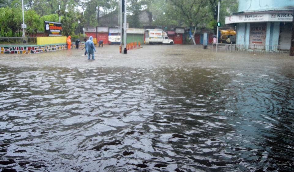 Mumbai cops maintain vigil amid rains, winds. (Photos by Arun Patil)