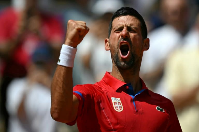 Novak Djokovic celebra su victoria sobre Dominik Koepfer en el partido de la tercera ronda del torneo de tenis de los Juegos Olímpicos de París, el 31 de julio de 2024 en la capital francesa (Carl de Souza)