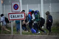 En début de soirée, le ministre de l’Intérieur Bernard Cazeneuve annonce que 2318 migrants ont été évacués à bord de 45 bus lors de cette première journée de démantèlement de la “Jungle” de Calais. (AFP)