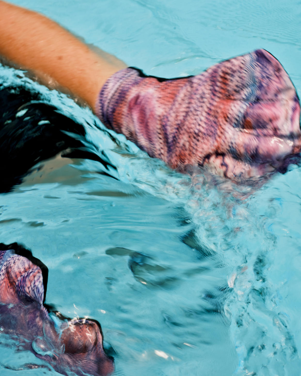 Laurie Denomme demuestra un ejercicio acuático con guantes palmeados que aumentan la resistencia en Bradenton, Florida, el 10 de julio de 2023. (Zack Wittman/The New York Times).