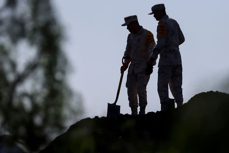 Soldados mexicanos colaboran en los operativos de rescate de la mina