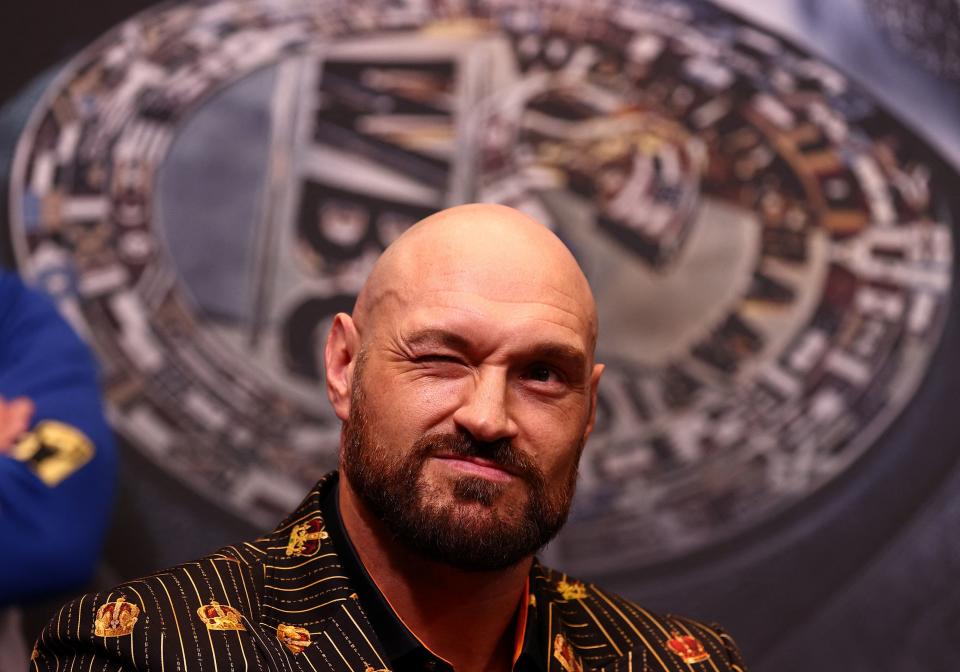 El poseedor del título de peso pesado del Consejo Mundial de Boxeo (CMB), el británico Tyson Fury, hace un guiño durante una conferencia de prensa previa al partido en el estadio de Wembley en el oeste de Londres, el 20 de abril de 2022. - Tyson Fury está listo para tener su primera pelea en su tierra natal. en casi cuatro años cuando defiende su título de peso pesado del Consejo Mundial de Boxeo (CMB) en un choque de británicos contra Dillian Whyte en el estadio de Wembley el 23 de abril. (Foto de Adrian DENNIS / AFP) (Foto de ADRIAN DENNIS/AFP a través de Getty Images )