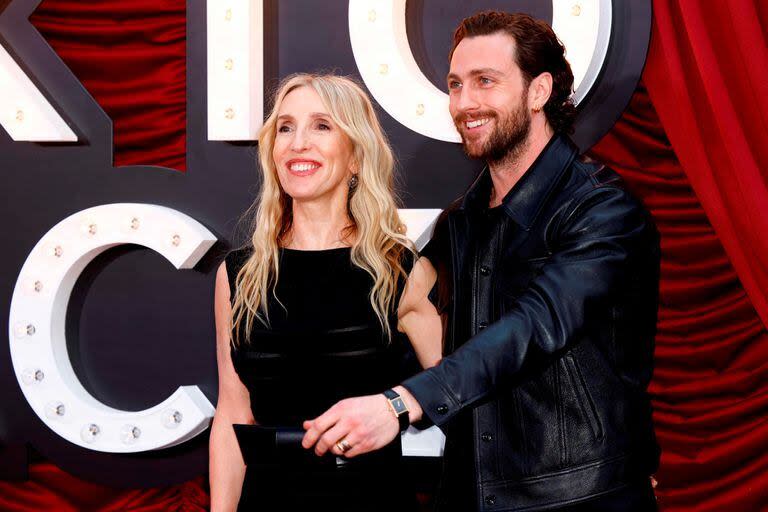 La directora británica Sam Taylor-Johnson y su esposo, Aaron Taylor-Johnson, posan en la alfombra roja del estreno mundial del film Back To Black, en Londres