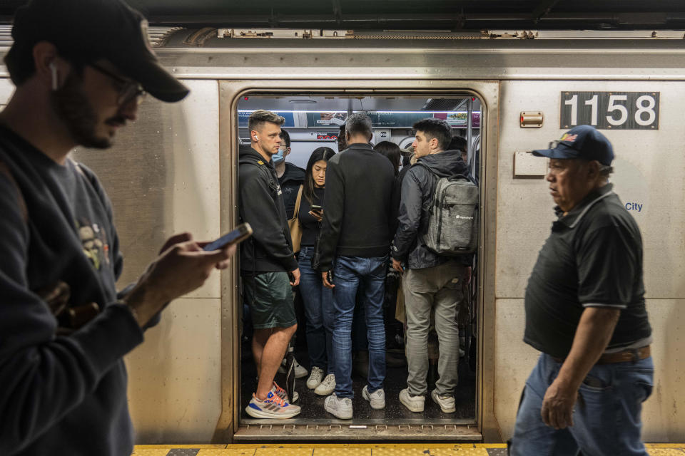Abarrotamiento durante una hora pico en el metro de Nueva York, 29 de septiembre de 2023. (Hiroko Masuike/The New York Times)
