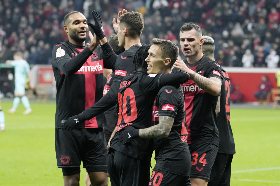 Bayer Leverkusen celebra el gol de Patrik Schick ante Paderborn en los octavos de final de la Copa de Alemania, el miércoles 6 de diciembre de 2023. (AP Foto/Martin Meissner)