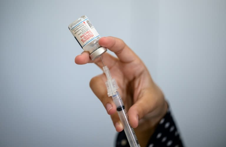 Préparation d'une dose du vaccin anti-Covid de Moderna en août 2021 à New York (Angela Weiss)