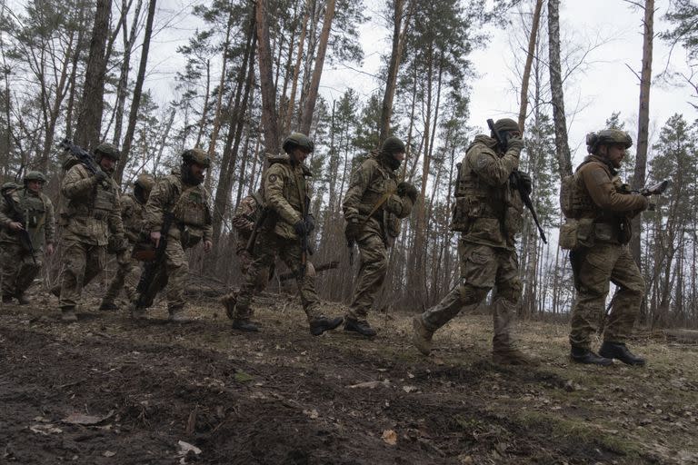Soldados ucranianos avanzan durante un entrenamiento de combate el viernes 3 de marzo de 2023, en Kiev, Ucrania. (AP Foto/Efrem Lukatsky)