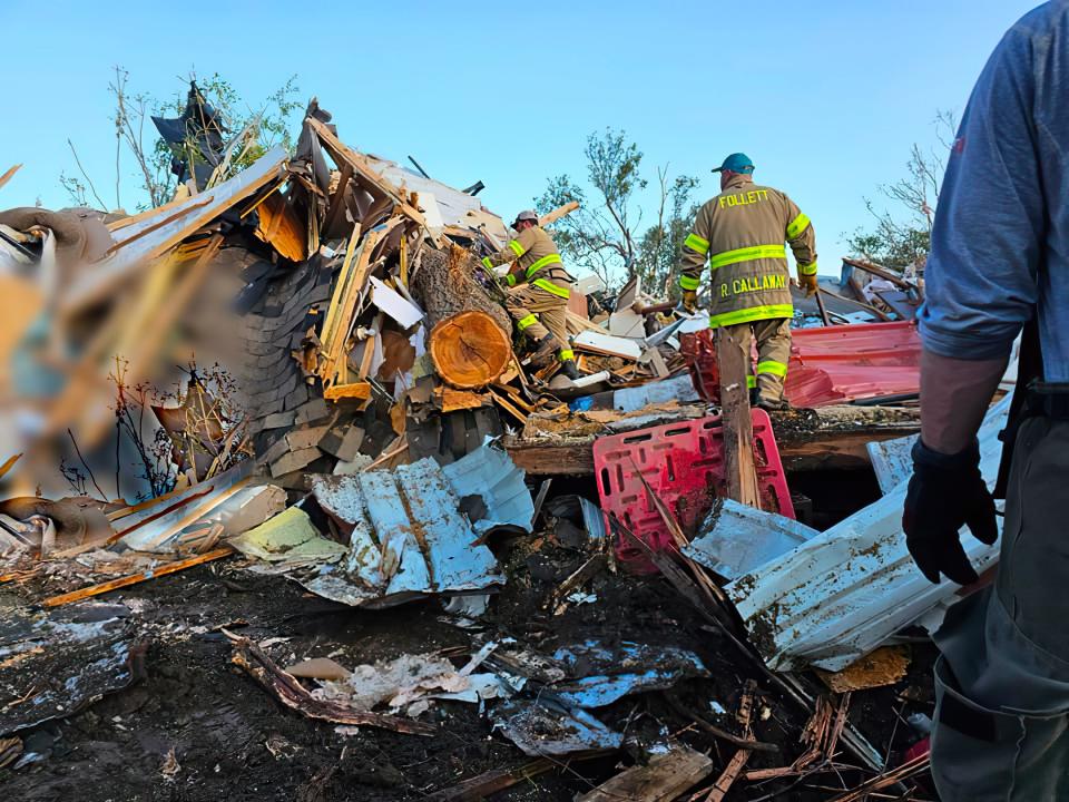 Firefighters search the collapsed buildings following the tornado in Perryton, Texas (EPA/BOOKER FIRE DEPARTMENT)