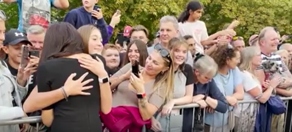 La duquesa abraza a una adolescente entre el público (Independent TV)