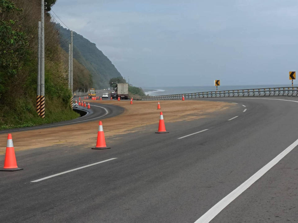 工務段等人員使用木屑清除油漬路面，以免路滑導致交通事故。（記者鄭錦晴翻攝）