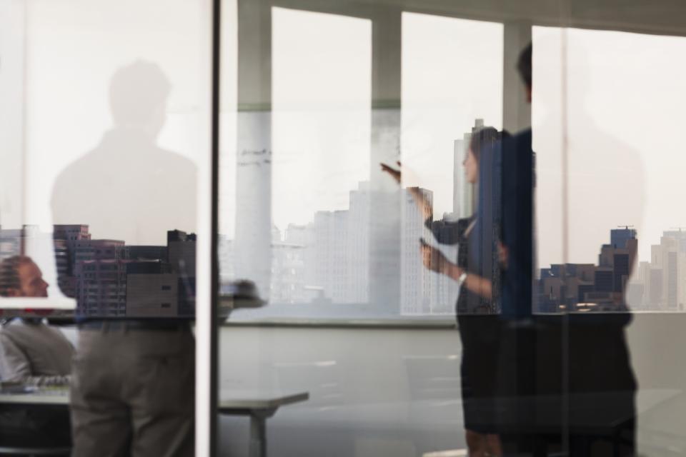 Mujer en oficina