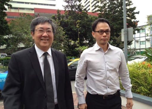 Defence Lawyer, Tan Chee Meng, with ex-Central Narcotics Bureau chief, Ng Boon Gay. Photo taken on the third day of the hearing, 27 September 2012. (Yahoo! photo/ Deborah Choo)