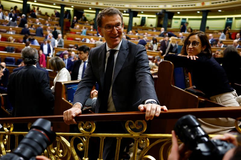 El líder del Partido Popular, Alberto Núñez Feijóo, observa durante un debate de investidura en el Congreso de los Diputados, en Madrid, España