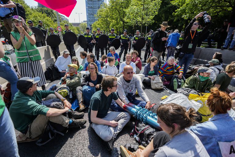 Activistas de Extinction Rebellion bloquean la autopista A12 en La Haya