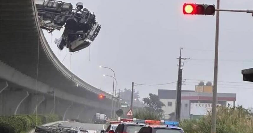 聯結車高架路上失控衝出護欄，車頭懸掛10米高架上，警方趕抵後暫時封閉道路。（圖／翻攝畫面）