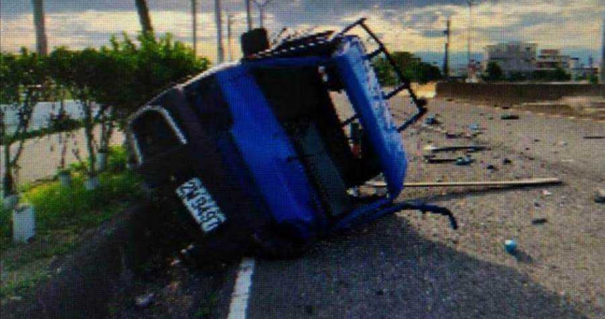 死者黃婦開自小貨車遭猛烈撞擊，自小貨車翻車，碎片散落一地。（圖／嘉義地檢署提供）