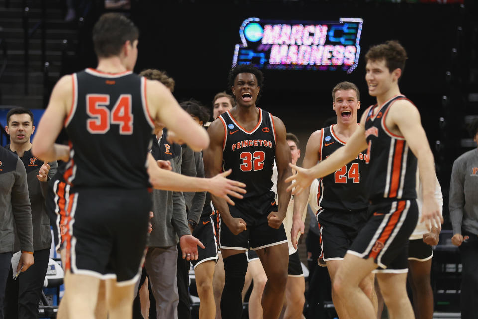 SACRAMENTO, KALIFORNIE - 16. března: Hráči Princeton Tigers reagují po poločase proti Arizona Wildcats během prvního kola basketbalového turnaje mužů 2023 Gold 1 16. března 2023 v Sacramentu v Kalifornii.  (Foto od Jeda Jacobsona/NCAA Images přes Getty Images)